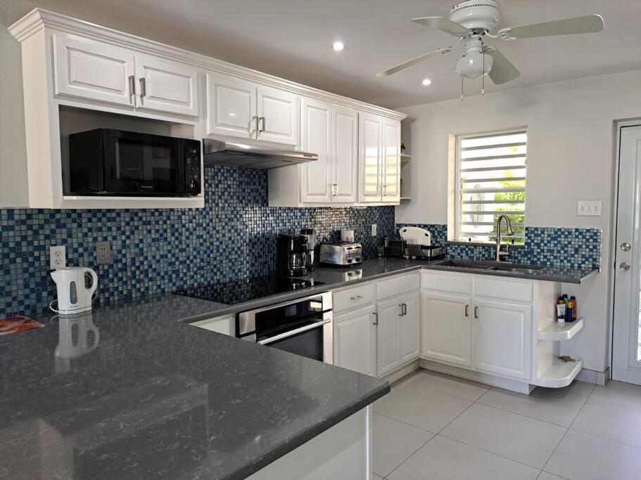 Beautifully Renovated Villa Close To The Beach Jolly Harbour Extérieur photo